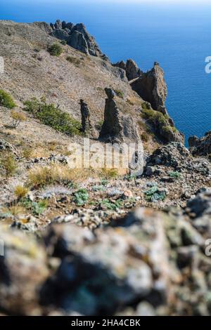 partie mystérieuse de la majestueuse chaîne de montagnes volcaniques de karadag dans l'est de la crimée, sur une côte de mer noire. Banque D'Images