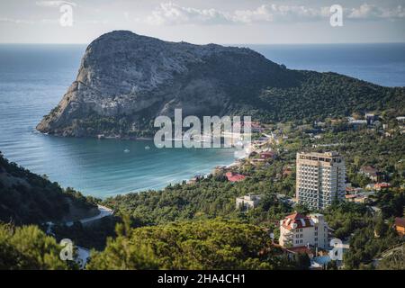 ville de novyi svit en crimée. vue depuis le sommet de la montagne falcon sokol. Banque D'Images