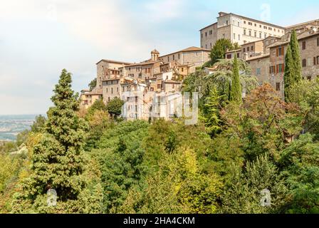 Vue sur le centre historique de Todi, Ombrie, Italie Banque D'Images