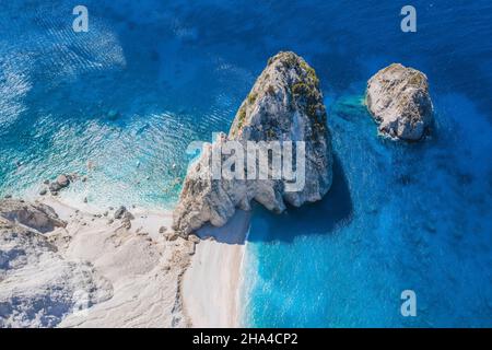 vue aérienne de la falaise de mizithres dans l'île ionienne de zakynthos, grèce. Banque D'Images