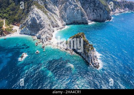 vue aérienne plage d'agia eleni sur l'île de kefalonia, grèce. belle plage rocheuse éloignée avec de l'eau claire émeraude et de hautes falaises blanches. Banque D'Images