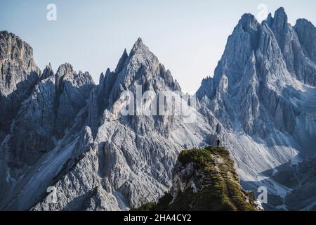 homme randonneur debout et admirant la beauté étonnante d'impressionnants sommets dentelés du groupe de montagne de cadini di misurina dans les dolomites, italie, partie du parc national de tre cime di levaredo. Banque D'Images