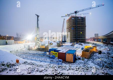 Berlin, Allemagne.09th décembre 2021.La neige se trouve sur un chantier de construction à Berlin-Mitte.Credit: Christoph Soeder/dpa/Alay Live News Banque D'Images