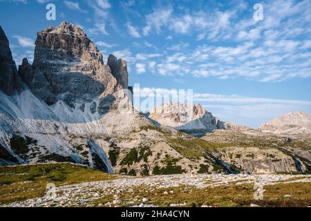 le tre cime di lavaredo et le plateau pierreux dans les dolomites sexten du nord-est de l'italie. Banque D'Images