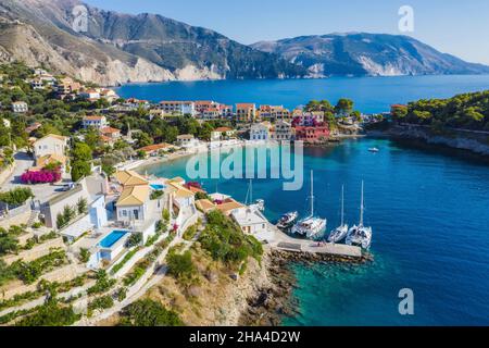 assos pittoresque village de pêcheurs d'en haut, kefalonia, grèce. vue aérienne sur drone. bateaux à voile amarrés dans la baie turquoise. Banque D'Images