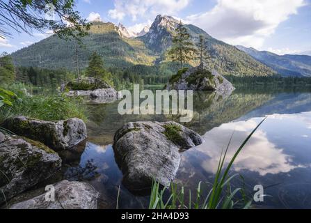 lac hintersee avec reflet des sommets de watzmann. ramsau berchtesgaden bavière, allemagne, europe. Banque D'Images