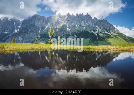étang de montagne avec la gamme de kaiser wilder reflétant dans l'étang d'eau, tirol - autriche. Banque D'Images