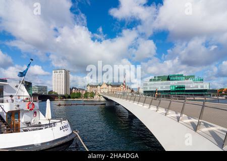 Copenhague, Koebenhavn : pont de Lille Langebro à l'arrière-port pour les cyclistes, Centre danois d'architecture (Dansk Arkitektur Centre, DAC), Kongens Bryghu Banque D'Images