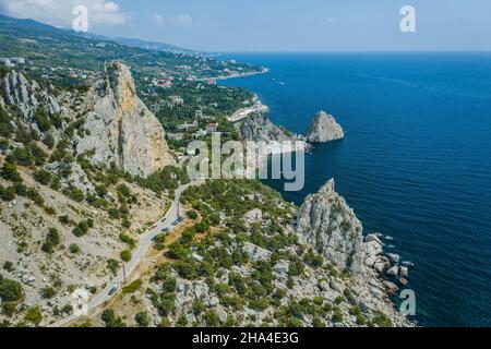 vue aérienne du magnifique paysage de la région de simeiz. montagne de chat, diva et penea, rochers d'aile de cygne, côte avec plage. crimée. Banque D'Images