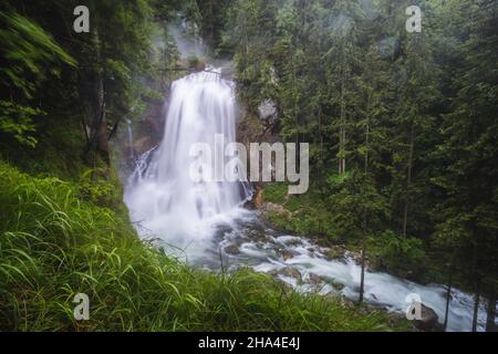 la cascade de gollinger en autriche le jour des pluies. Banque D'Images