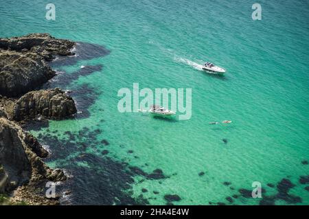 bateaux de plaisance approchant le magnifique lagon de bounty, cap fiolent à balaklava, sébastopol, russie. vue depuis le sommet du rocher. eau de mer émeraude d'azur le jour ensoleillé. Banque D'Images