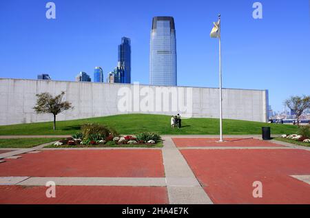 Le vide Sky NJ 9/11 Memorial dans Liberty State Park avec Goldman Sachs Tower à Jersey City en arrière-plan.New Jersey.USA Banque D'Images