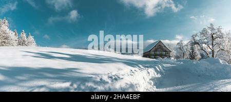 paysage de neige avec route et ferme Banque D'Images