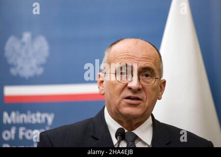 Varsovie, Pologne.10th décembre 2021.Zbigniew Rau a vu parler pendant la conférence de presse.Annalena Baerbock, ministre fédérale allemande des Affaires étrangères et chef du parti politique Bündnis 90/Die Grünen, s'est rendue à Varsovie, l'un de ses premiers voyages à l'étranger.Et a tenu une conférence de presse avec Zbigniew Rau - Ministre polonais des affaires étrangères.Crédit : SOPA Images Limited/Alamy Live News Banque D'Images