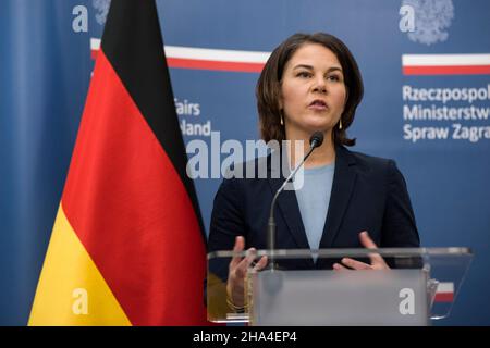 Varsovie, Pologne.10th décembre 2021.Annalena Baerbock s'est exprimé lors de la conférence de presse.Annalena Baerbock, ministre fédéral allemand des Affaires étrangères et chef du parti politique Bündnis 90/Die Grünen, s'est rendue à Varsovie, l'un de ses premiers voyages à l'étranger.Et a tenu une conférence de presse avec Zbigniew Rau - Ministre polonais des affaires étrangères.Crédit : SOPA Images Limited/Alamy Live News Banque D'Images