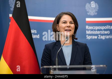 Varsovie, Pologne.10th décembre 2021.Annalena Baerbock s'est exprimé lors de la conférence de presse.Annalena Baerbock, ministre fédéral allemand des Affaires étrangères et chef du parti politique Bündnis 90/Die Grünen, s'est rendue à Varsovie, l'un de ses premiers voyages à l'étranger.Et a tenu une conférence de presse avec Zbigniew Rau - Ministre polonais des affaires étrangères.Crédit : SOPA Images Limited/Alamy Live News Banque D'Images