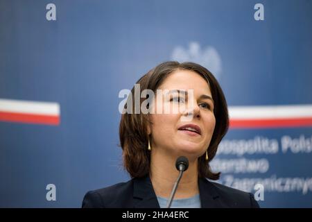 Varsovie, Pologne.10th décembre 2021.Annalena Baerbock s'est exprimé lors de la conférence de presse.Annalena Baerbock, ministre fédéral allemand des Affaires étrangères et chef du parti politique Bündnis 90/Die Grünen, s'est rendue à Varsovie, l'un de ses premiers voyages à l'étranger.Et a tenu une conférence de presse avec Zbigniew Rau - Ministre polonais des affaires étrangères.Crédit : SOPA Images Limited/Alamy Live News Banque D'Images