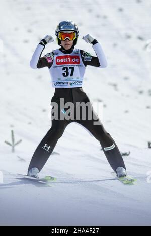 Klingenthal, Allemagne.10th décembre 2021.Ski nordique/saut à ski : coupe du monde, grande colline, femmes, 2nd points, à Vogtlandorena à Klingenthal.Ursa Bogataj, de Slovénie, réagit après son saut.Credit: Hendrik Schmidt/dpa-Zentralbild/dpa/Alay Live News Banque D'Images