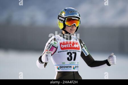 Klingenthal, Allemagne.10th décembre 2021.Ski nordique/saut à ski : coupe du monde, grande colline, femmes, 2nd points, à Vogtlandorena à Klingenthal.Ursa Bogataj, de Slovénie, réagit après son saut.Credit: Hendrik Schmidt/dpa-Zentralbild/dpa/Alay Live News Banque D'Images