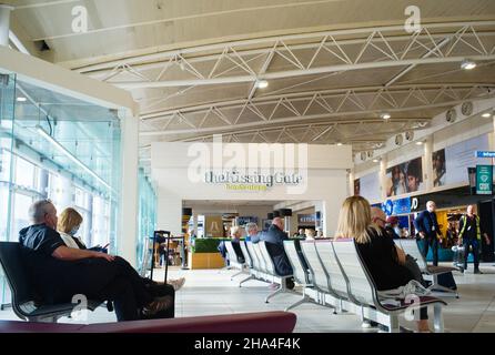 Groupes de personnes attendant dans le salon de départ de l'aéroport John Lennon de Liverpool pendant le temps du voyage de covid en 2021 Banque D'Images