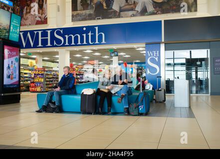 Groupes de personnes attendant dans le salon de départ de l'aéroport John Lennon de Liverpool pendant le temps du voyage de covid en 2021 Banque D'Images