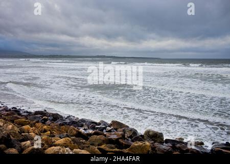 Mer de tempête à la plage de Strandhill à Sligo, Irlande Banque D'Images