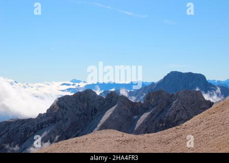 randonnée à la zugspitze 2962 m, vue sur les montagnes de l'est gatterlkopf (2476m), ouest gatterlkopf (2490m), est plattspitze (2678m), ouest plattspitze (2679m) directement derrière le hochplattig, wetterstein montagnes garmisch-partenkirchen, haute-bavière, bavière, sud de l'allemagne, allemagne, Banque D'Images