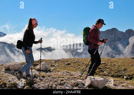 jeune couple en randonnée à zugspitze 2962 m,wetterstein montagnes garmisch-partenkirchen,haute-bavière,bavière,sud de l'allemagne,allemagne,europe, Banque D'Images