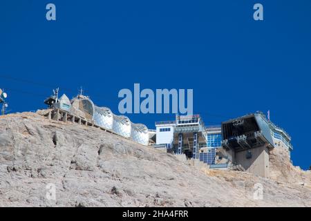 randonnée à zugspitze 2962 m, vue sur la station de montagne de la gipfelbahn, wetterstein montagnes garmisch-partenkirchen, haute-bavière, bavière, sud de l'allemagne, allemagne, europe Banque D'Images