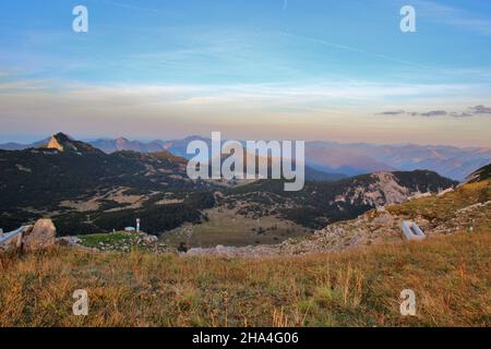 vue de krottenkopf (2086 m), au vl hohe kiste,heimgarten,herzogstand,simetsberg,coucher de soleil,estergebirge,europe,allemagne,bavière,haute-bavière,werdenfelser land,bavarois prealps,ambiance de soirée Banque D'Images