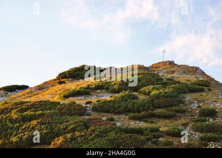 vue du krottenkopf (2086 m),au risskopf supérieur (2049 m),sur la cabane de weilheimer (1955 m),coucher de soleil,estergebirge,europe,allemagne,bavière,haute-bavière,municipalité d'eschenlohe,werdenser felland,prealps bavarois,ambiance de soirée Banque D'Images