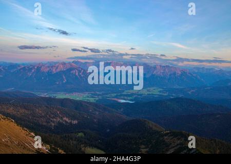 vue de krottenkopf (2086 m), aux montagnes karwendel, humeur nuageuse, europe, allemagne, bavière, haute-bavière, pays werdenfelser, ciel bleu, coucher de soleil, estergebirge, pays werdenfelser, prealps bavarois, Banque D'Images