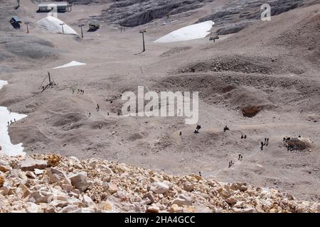 randonnée à zugspitze, randonneurs sur zugspitzplatt, tourisme de masse, file d'attente de personnes, ascenseur, montagnes wetterstein, garmisch-partenkirchen, loisachtal, haute-bavière, bavière, sud de l'allemagne, allemagne, europe, Banque D'Images