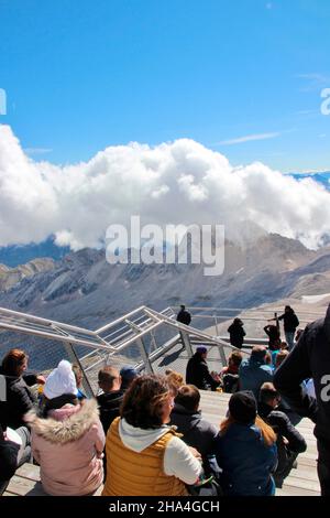 zugspitze 2962m,terrasse au sommet,touristes,haute-bavière,werdenfels,zugspitz sommet,zugspitzplatt,sommet de montagne,station au sommet,terrasse,garmisch-partenkirchen,loisachtal,haute-bavière,bavière,sud-allemagne,allemagne,europe, Banque D'Images