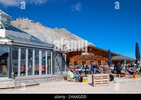 zugspitzplatt,sonnalpin,jardin de glacier,zugspitz sommet,zugspitze,touristes bains de soleil,wetterstein montagnes ciel bleu,nuages,humeur nuageuse,garmisch-partenkirchen,loisachtal,haute-bavière,bavière,sud de l'allemagne,allemagne,europe, Banque D'Images