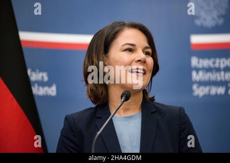 Annalena Baerbock s'est exprimé lors de la conférence de presse.Annalena Baerbock, ministre fédéral allemand des Affaires étrangères et chef du parti politique Bündnis 90/Die Grünen, s'est rendue à Varsovie, l'un de ses premiers voyages à l'étranger.Et a tenu une conférence de presse avec Zbigniew Rau - Ministre polonais des affaires étrangères.(Photo par Attila Husejnow / SOPA Images/Sipa USA) Banque D'Images