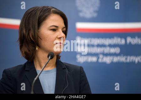 Annalena Baerbock s'est exprimé lors de la conférence de presse.Annalena Baerbock, ministre fédéral allemand des Affaires étrangères et chef du parti politique Bündnis 90/Die Grünen, s'est rendue à Varsovie, l'un de ses premiers voyages à l'étranger.Et a tenu une conférence de presse avec Zbigniew Rau - Ministre polonais des affaires étrangères.(Photo par Attila Husejnow / SOPA Images/Sipa USA) Banque D'Images