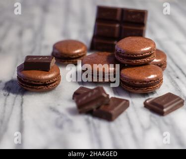 Macarons au chocolat noir sur marbre blanc Banque D'Images