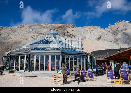 zugspitzplatt,sonnalpin,jardin de glacier,zugspitz sommet,zugspitze,touristes bains de soleil,wetterstein montagnes ciel bleu,nuages,humeur nuageuse,garmisch-partenkirchen,loisachtal,haute-bavière,bavière,sud de l'allemagne,allemagne,europe, Banque D'Images