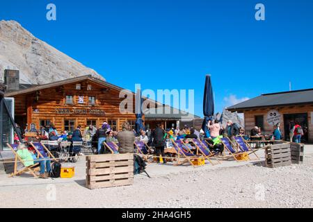 zugspitzplatt,sonnalpin,jardin de glacier,zugspitz sommet,zugspitze,touristes bains de soleil,wetterstein montagnes ciel bleu,nuages,humeur nuageuse,garmisch-partenkirchen,loisachtal,haute-bavière,bavière,sud de l'allemagne,allemagne,europe, Banque D'Images