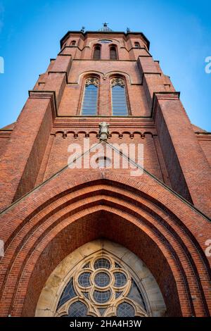 Tour de l'église de Papenburg dans un coucher de soleil d'automne Banque D'Images