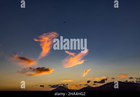 avion au-dessus des nuages, formations de nuages au coucher du soleil, derrière les volcans de timanfaya,lanzarote,canaries,espagne,europe Banque D'Images