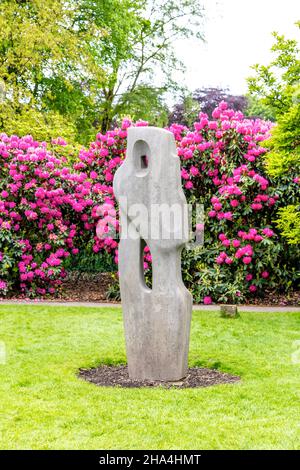 Sculpture monolithe Empyrean par Barbara Hepworth à Kenwood House, Hampstead Heath, North London, Royaume-Uni Banque D'Images