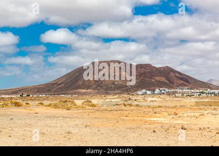 vue de faro de punta pechiguera sur montana roja,194 m,playa blanca,lanzarote,canaries,îles canaries,espagne,europe Banque D'Images