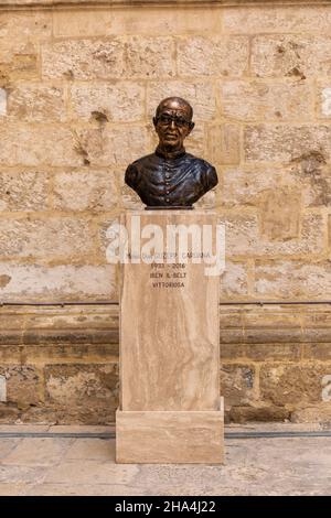 Statue de Guzepp Caruana 1933-2016 à l'Oratoire de Saint-Joseph à Vittoriosa, Malte, Europe.Une des trois villes de Malte Banque D'Images