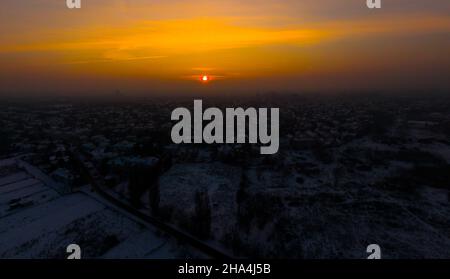 Émissions des centrales électriques vues au-dessus de la ville au lever du soleil. Pollution de l'environnement. Tuyau d'usine polluant l'air.Panorama coucher de soleil. Pipes de fumée aérienne v Banque D'Images