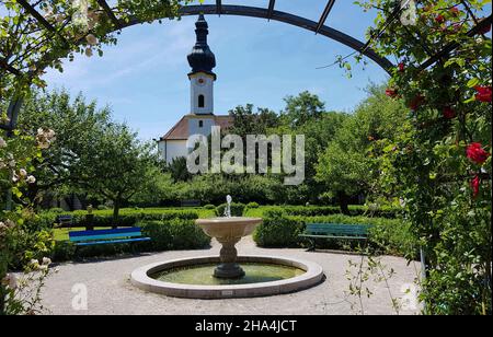 jardin du château, ancien jardin de cloître, vue magnifique sur le lac, style baroque encore depuis 1979, sculptures dans le parc, fontaine, église st joseph Banque D'Images