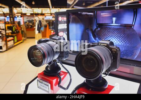 Les appareils photo numériques sans miroir Canon EOS R5 et R6 s'affichent en mode B&H photo Video - Electronics and Camera Store.Manhattan.New York City.New York.USA Banque D'Images