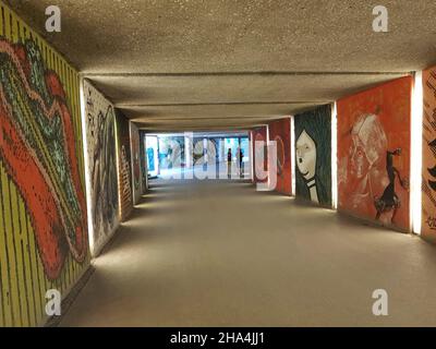 tunnel. en 2011, loomit, l'artiste de rue le plus célèbre de munich, a invité des artistes internationaux à concevoir le passage souterrain piétonnier et cycliste sous l'ange de la paix. Banque D'Images