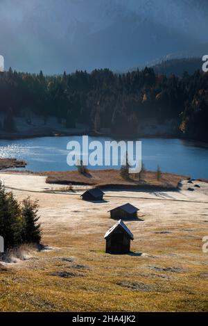 grange de foin à geroldsee, houarfrost sur les prés à bosse près de klais, werdenfelser pays, bavière, allemagne Banque D'Images